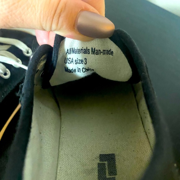 💰2/$10 used Boys size 3 - black and white generic sneakers - Picture 7 of 7